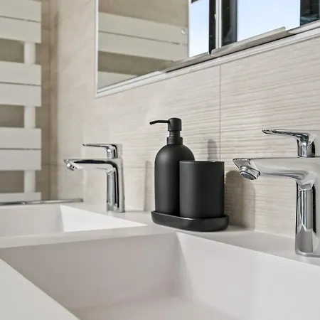 Luxury Downtown With Modern Amenities *