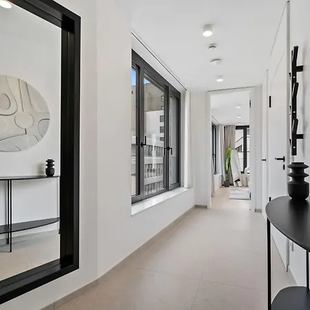 Luxury Downtown With Modern Amenities *