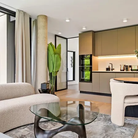 Luxury Downtown With Modern Amenities *