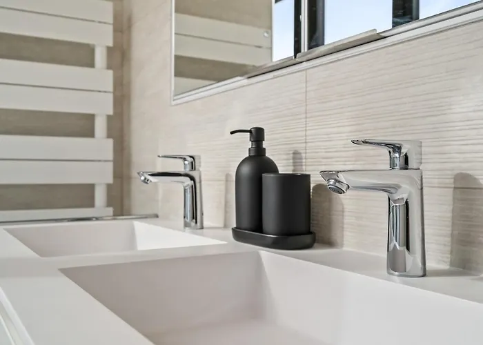 Luxury Downtown With Modern Amenities *