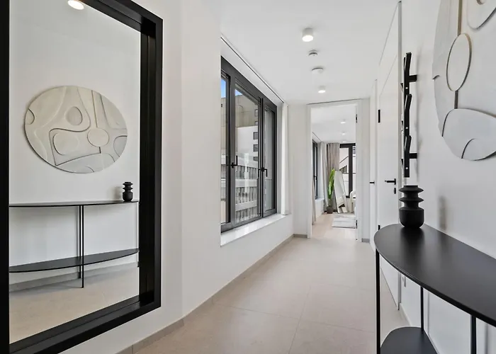 Luxury Downtown With Modern Amenities *