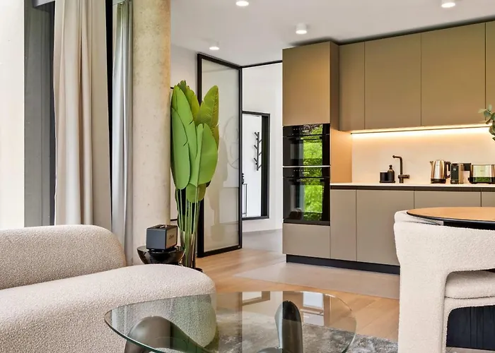 Luxury Downtown With Modern Amenities *