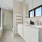 Luxury Downtown With Modern Amenities